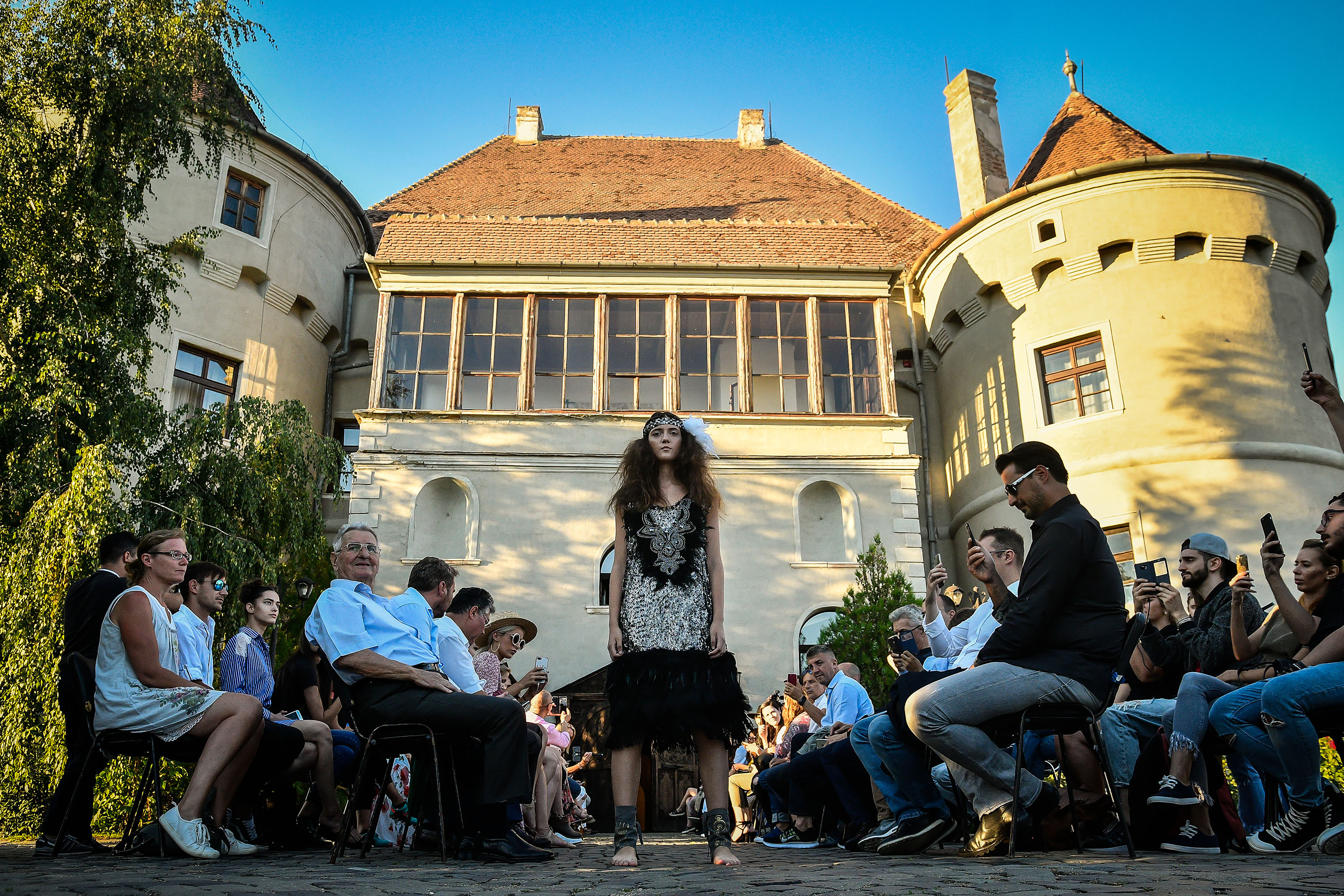 Feeric Fashion Week, ediția a X-a, debutează la Crama Tăuni și Castelul Bethlen-Haller